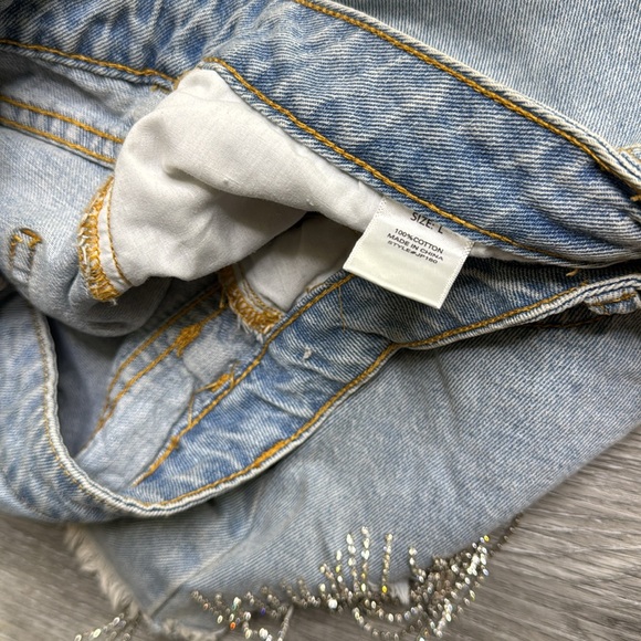 🤍free w any item🤍 Fashion Nova Distressed Denim Shorts with Rhinestone Fringe - Picture 5 of 7